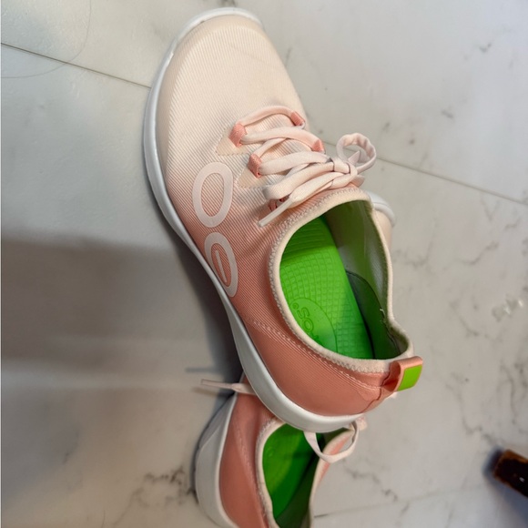 Women's Cream Athletic Shoes Oofos - Picture 5 of 8